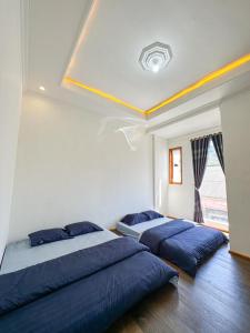 Ένα ή περισσότερα κρεβάτια σε δωμάτιο στο Teras Senja Sikunir Homestay