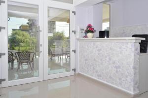 uma sala de estar com portas de vidro deslizantes e um pátio em Abi Mykonos em Mamaia Nord – Năvodari