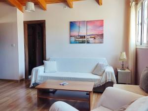 ein Wohnzimmer mit einem Sofa und einem Tisch in der Unterkunft Travelers Stasis Nafpaktos in Nafpaktos