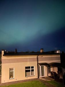 una casa con el cielo en el fondo en Baltic retreat house en Ventspils