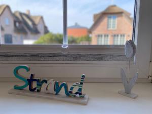 una ventana con la palabra stryn delante de ella en Sylvie-Steinhardt-Wohnung-4 en List