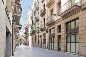 een steegje in de stad met gebouwen bij Ola Living MACBA in Barcelona