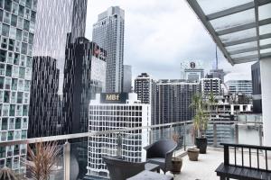 balcone con vista sulla città di Home by Bella a Kuala Lumpur