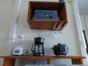 encimera de cocina con cafetera y licuadora en Casa Vista Arenal, en Fortuna