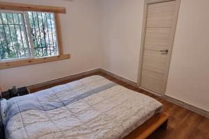 sypialnia z dużym łóżkiem i oknem w obiekcie Chalet Montes de Llanorel w Walencji