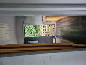 uma vista da parte de trás de um quarto com uma janela em Glamping Hut - Riverview 3 em Welshpool