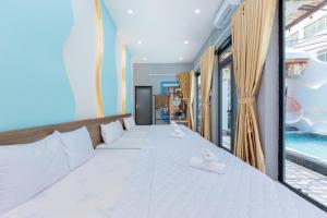 ブンタウにあるVictory Villa 13 - Đi Bộ Ra Biển Bãi Sauのスイミングプール付きの客室の大型ベッド1台分です。