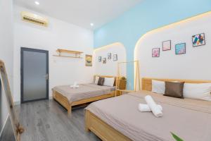 1 dormitorio con 2 camas y espejo en Victory Villa 13 - Đi Bộ Ra Biển Bãi Sau, en Vung Tau