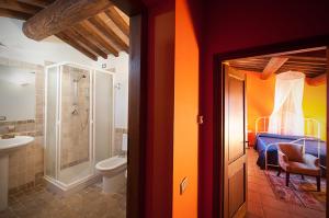 a bathroom with a toilet sink and a shower at Agriturismo Gattogiallo in Montegabbione +23 photos