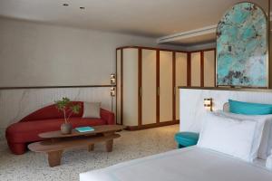 Giường trong phòng chung tại Nammos Hotel Mykonos