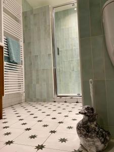 a bathroom with a tiled floor with stars on it at Gîte de la maison jaune - Comblanchien in Comblanchien