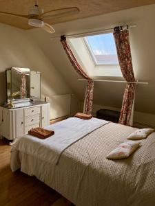 a bedroom with a bed and a large window at Gîte de la maison jaune - Comblanchien in Comblanchien