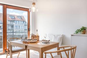 d'une salle à manger avec une table, des chaises et une fenêtre. dans l'établissement Comfortable apartment near the sea, à Zeebruges