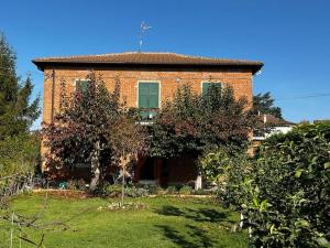 a brick house with a window on top of it at Ma'Già 2 in Fresonara