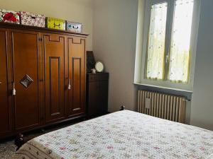 a bedroom with a bed and a cabinet and a window at Ma'Già 2 in Fresonara