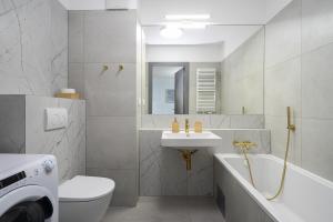 ein Badezimmer mit einem Waschbecken, einer Badewanne und einem WC in der Unterkunft 04 Gdynia Premium - Apartament Mieszkanie dla 2 osób z parkingiem in Gdynia