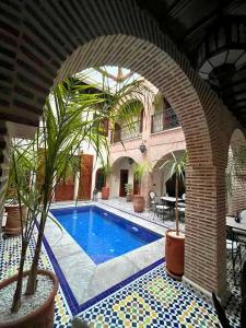 un arco sopra la piscina in un edificio di Riad Touhfa Kasbah Marrakech a Marrakech