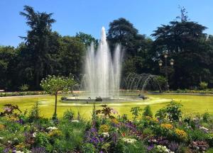 een fontein in het midden van een park met bloemen bij Le Clos des Rosiers in Toulouse