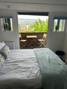 una camera con letto, tavolo e sedie di Floras View a Inverness
