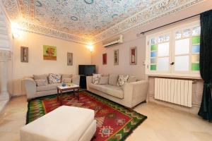 un soggiorno con divano e tavolo di Coup de cœur à Sidi Bou Said a Sidi Bou Saïd