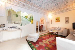 sala de estar con techo artesonado y sofá en Coup de cœur à Sidi Bou Said, en Sidi Bou Saïd
