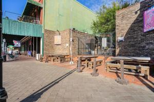 un grupo de bancos sentados fuera de un edificio en Historic Strand Lofts by 3rd Coast Getaways, en Galveston