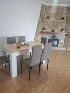 comedor con mesa, sillas y chimenea en Casa piscina, en Chiclana de la Frontera