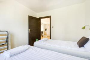 ワルシャワにあるLabo Apartment Panskaのベッドルーム1室(ベッド2台、鏡付)