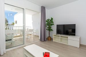 TV a/nebo společenská místnost v ubytování Palmeras Apt - Pool & Terrace - next to Beach