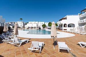 Bazén v ubytování Palmeras Apt - Pool & Terrace - next to Beach nebo v jeho okolí