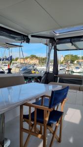 En restaurang eller annat matställe på Elegant Yacht Cascais