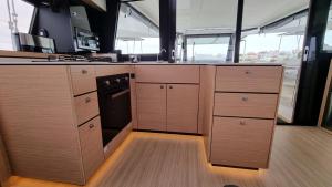 Ett kök eller pentry på Elegant Yacht Cascais