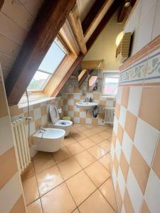 Heimsheim的住宿－L8 Street - Heimsheim，大楼内的浴室设有2个盥洗盆和卫生间。