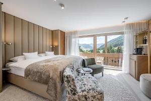 Łóżko lub łóżka w pokoju w obiekcie Relais & Châteaux Chasa Montana
