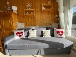 Un pat sau paturi într-o cameră la Le Chalain cosy proche centre ville