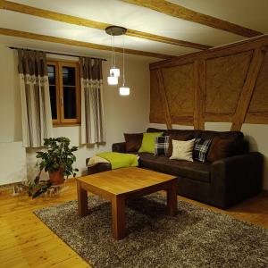 sala de estar con sofá y mesa de centro en Am Rubach, en Baden-Baden