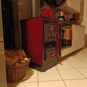 un horno rojo en una cocina con una cesta de pan en Am Rubach, en Baden-Baden