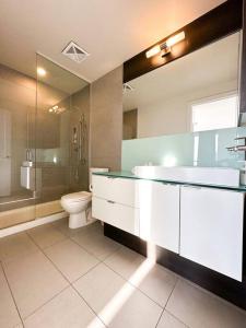 Vonios kambarys apgyvendinimo įstaigoje Elegant Suites - City Views, Lake View, Free Parking