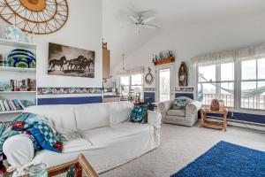 Posezení v ubytování Algoma Vacation Rental with Fire Pit and Lake Views!