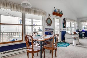 Posezení v ubytování Algoma Vacation Rental with Fire Pit and Lake Views!