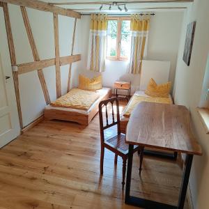 Habitación con 2 camas, mesa y sillas en Am Rubach, en Baden-Baden