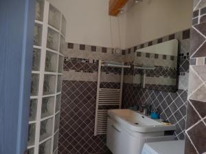 een badkamer met toilet en wastafel bij Promesse de vacances réussies in Calcatoggio +26 foto's