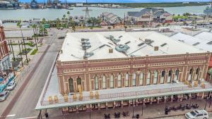 uma vista superior de um grande edifício numa rua em Historic Strand Lofts by 3rd Coast Getaways em Galveston