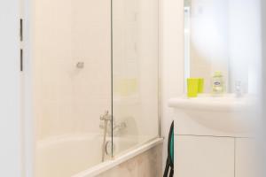 Kúpeľňa v ubytovaní Appartement dans résidence au calme avec piscine + 10 fotografií