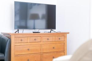 Televízia a/alebo spoločenská miestnosť v ubytovaní Appartement dans résidence au calme avec piscine
