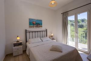 Postel nebo postele na pokoji v ubytování Harbour View Kassiopi