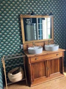 Baño con 2 lavabos y espejo en Gîte du Château La Rose des Vents en Puisseguin