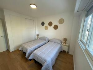 - une chambre avec 2 lits et une fenêtre dans l'établissement Calido departamento en Barracas- Isabel, à Buenos Aires