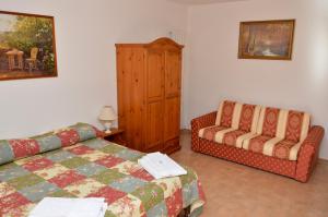 ein Wohnzimmer mit einem Bett und einem Sofa in der Unterkunft La Fraschetta in Bolsena