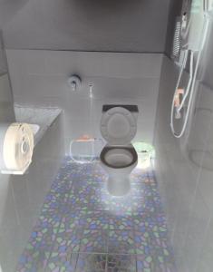 V V Queens house في فانغ فينغ: حمام مع مرحاض مع أرضية فسيفسائية